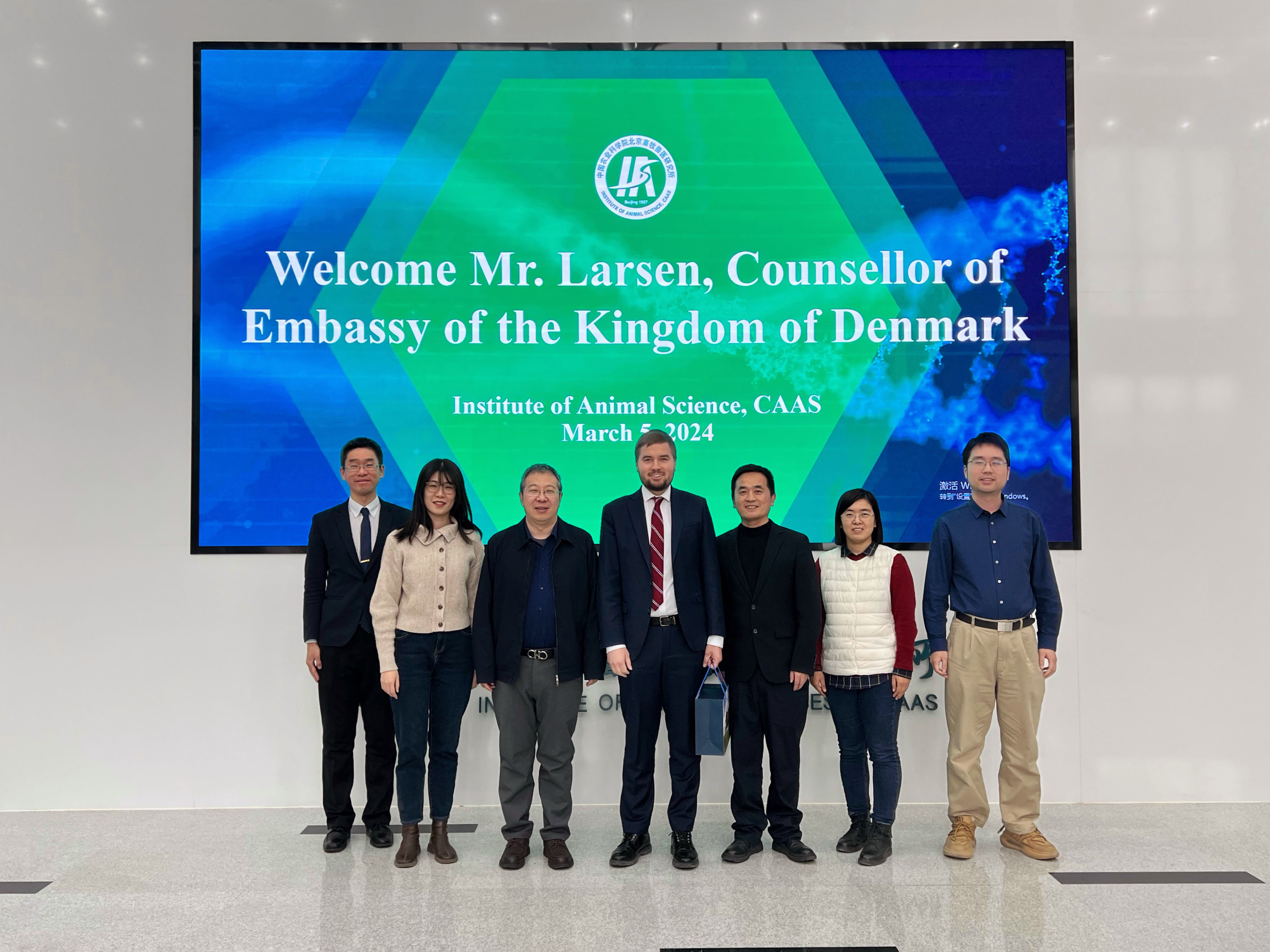 丹麦王国驻华大使馆食品及农业参赞到牧医所参观交流