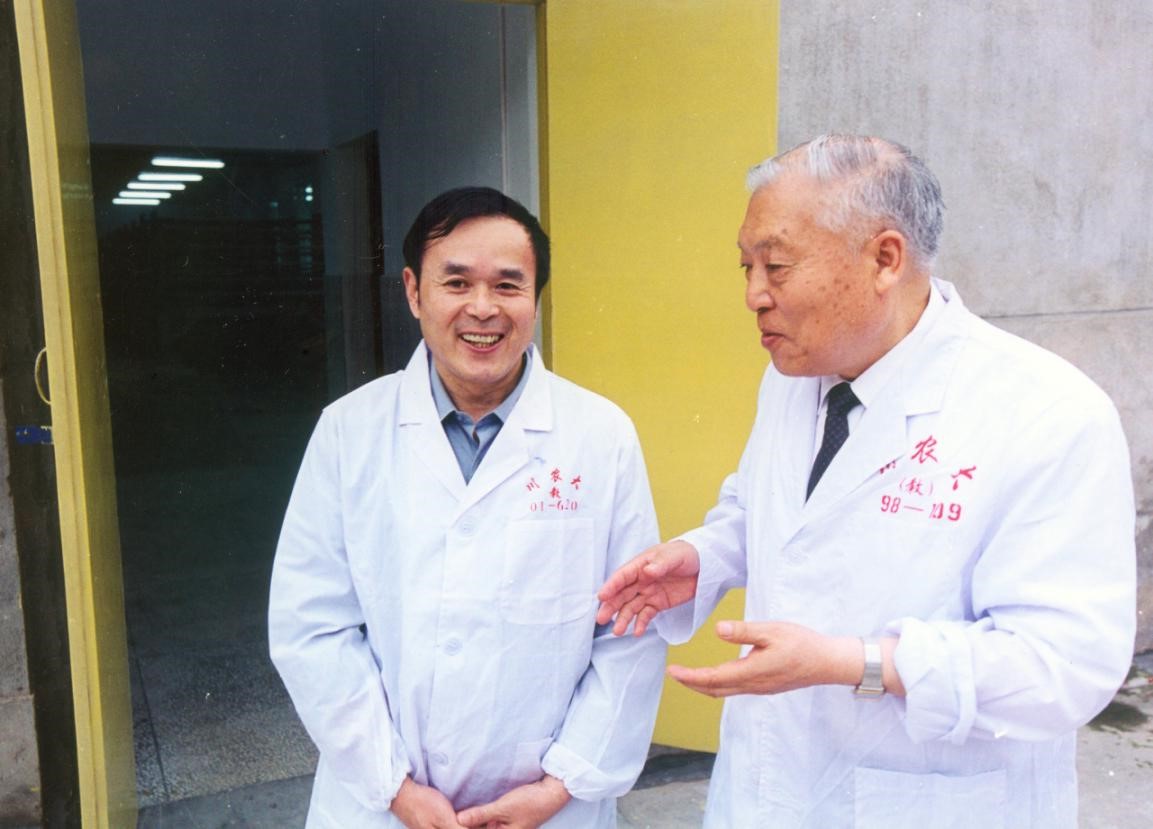 2001年，张子仪先生到四川农大开展学术交流