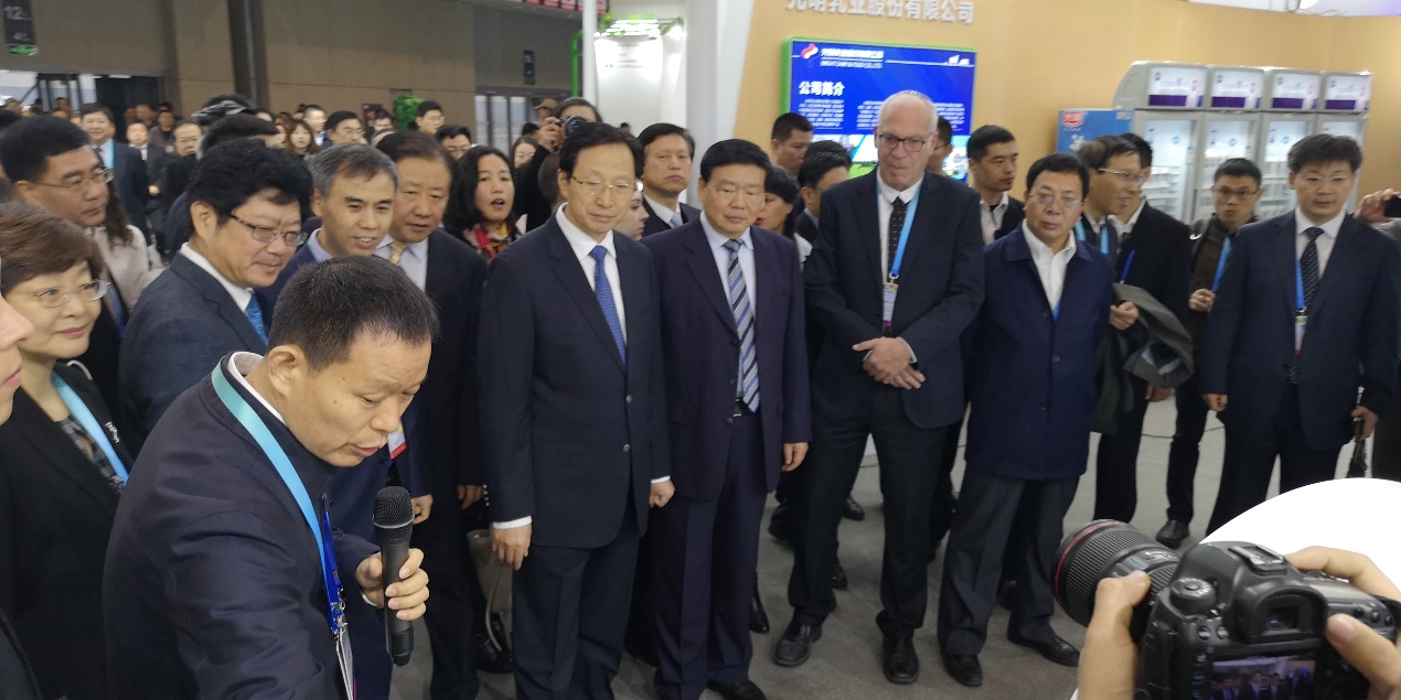 韩长赋部长参观国家奶业科技创新联盟优质乳标准化技术研发与应用进展